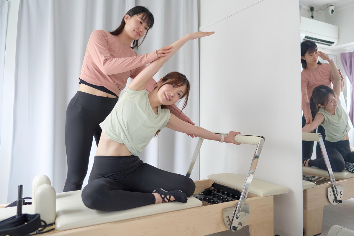 ピラティスをする女性